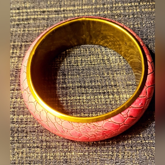 Faux crocodile hot pink leather and gold rim bangle bracelet - Picture 2 of 7